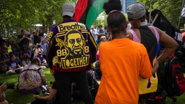 La gente se reunió en las plazas de Minnesota para escuchar el veredicto. (Foto: AP)