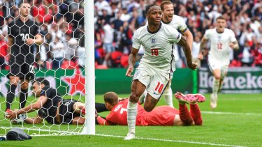 Raheem Sterling abrió la cuenta en Wembley. (Foto: AP)