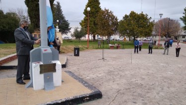 El intendente de Chichinales encabezó el acto protocolar por el 142 aniversario de Chichinales. 