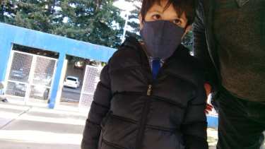 La historia de Agustín. Va a un jardín público en Bariloche y le diagnosticaron el trastorno SYNGAP1 tras un test genético. 