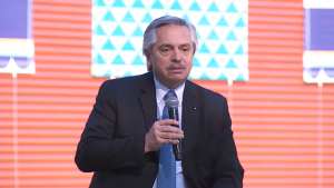 «Vayan y contagien»: Fernández extendió las restricciones y tuvo otro furcio