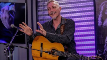 Los denunciantes del cumpleaños de Olivos imputaron ahora al músico Pedro Aznar.