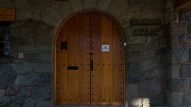La biblioteca popular Sarmiento está en el Centro Cívico, con la sala de lectura cerrada pero con el espacio de teatro habilitado y sin recursos. Foto: Marcelo Martínez