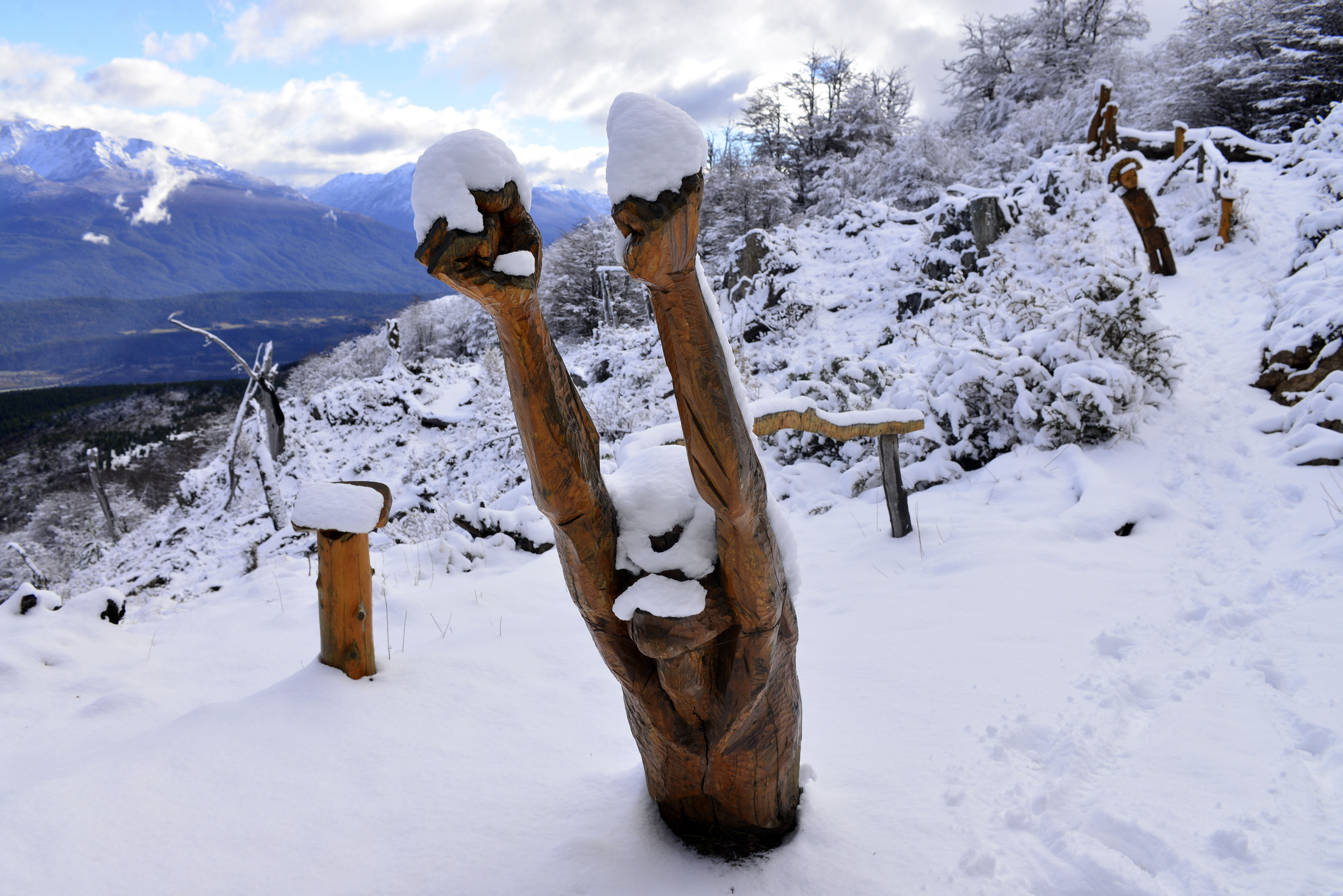 "El grito de la tierra", obra emblemática. El Bosque Tallado está a 1.400 msnm, con vistas al valle de la Comarca Andina. Foto: Alfredo Leiva.
