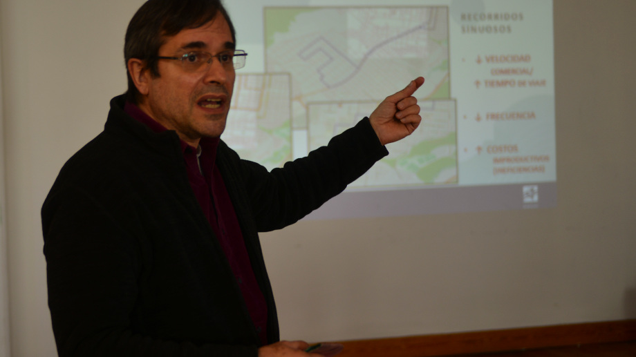 El asesor técnico de la Intendencia, Germán Bussi, explicó este lunes los detalles del plan. (foto Alfredo Leiva)