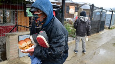 Un hombre en situación de calle se acerca al hogar Emaús en Bariloche en busca de comida y ropa seca. Foto: Chino Leiva