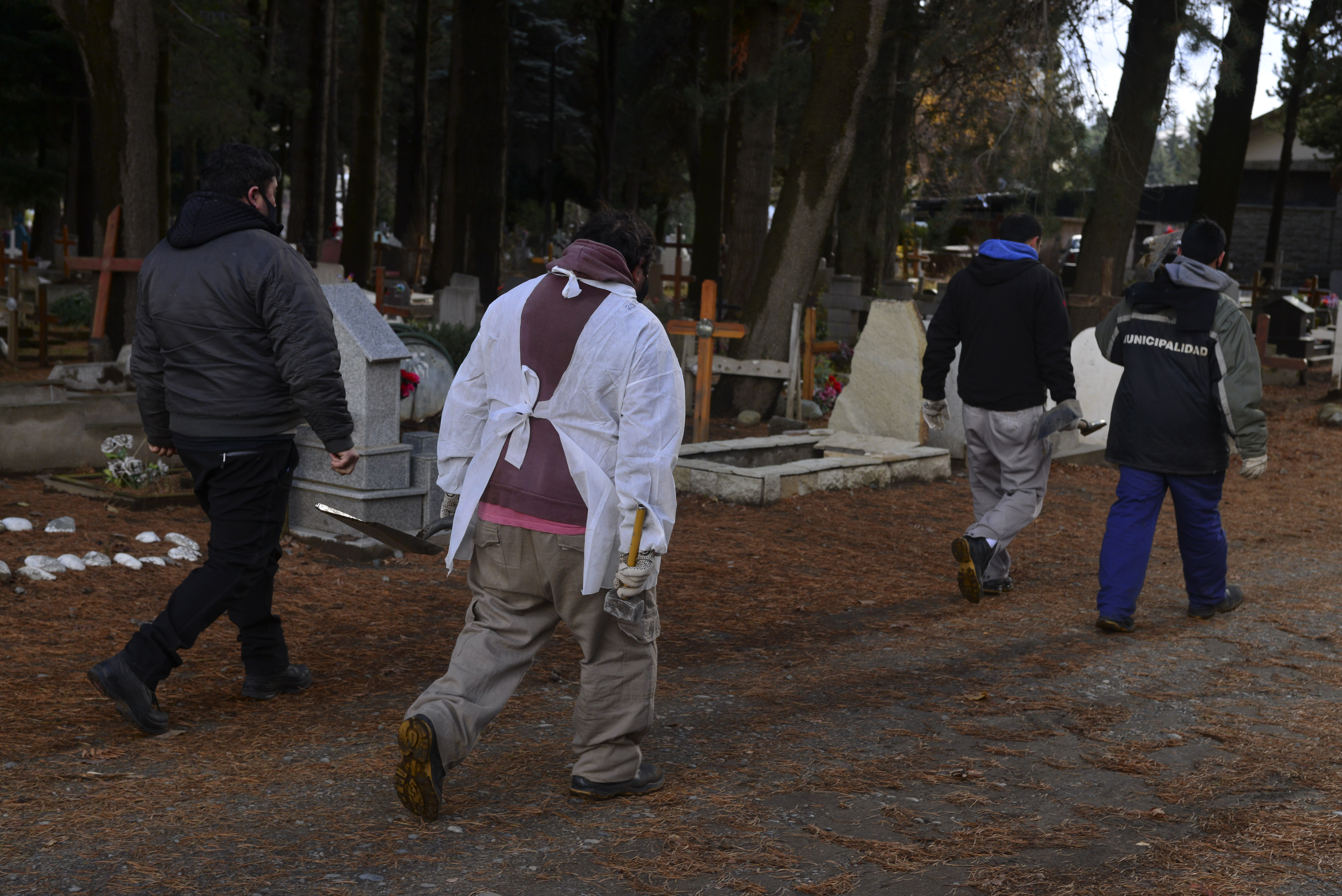 En el cementerio municipal de Bariloche la actividad es permanente. Foto: Chino Leiva