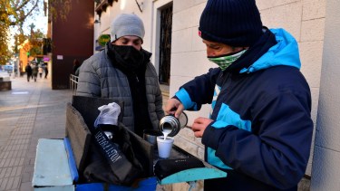uno de los cafeteros ambulantes del centro de Bariloche lleva alivio ante las temperaturas bajo cero. Foto: Alfredo Leiva