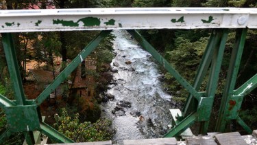 El puente de la ruta provincial 79, sobre el arroyo Goye, en el acceso a Colonia Suiza, fue escenario de la muerte de dos jóvenes en los últimos meses. Foto: Alfredo Leiva