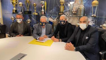 El delantero Briasco (tercero de izquierda a derecha) firmó su contrato con el Xeneize.