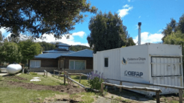La caldera de 50 kW fue instalada en un contenedor transportable que funciona con astillas de madera, que abundan en la región. (foto gentileza)