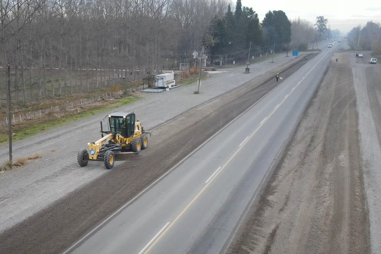 En Roca hicieron arreglos en banquinas de la ruta 22 - Diario Río Negro