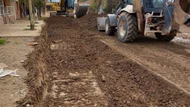 El movimiento de suelo continúa en las calles de barrio Brentana.