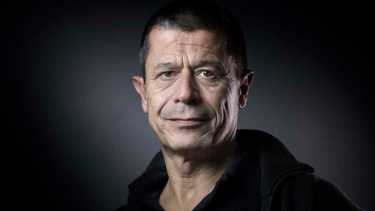 Carrère es reconocido especialmente por su recorrido en los territorios aledaños a la no ficción: la crónica, el reportaje, la autobiografía y los formatos híbridos que resultan de su mestizaje con la ficción.