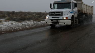 La nieve llegó a la región y es importante incrementar la precaución antes de salir a la ruta. (Archivo Juan Thomes).-