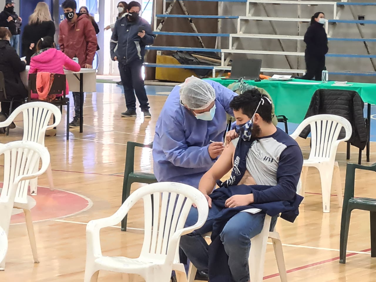 En el gimnasio municipal "Enrique Mosconi" de Cutral Co se concretó la vacunación (Andrea Vazquez)