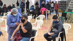 Vacunan a mayores de 32 años en Plaza Huincul y Cutral Co
