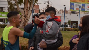 Atletismo y solidaridad unieron la barda sur y el centro de Roca