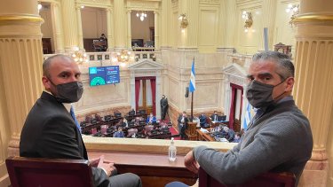 El ministro de Economía presenció el debate en el Senado.