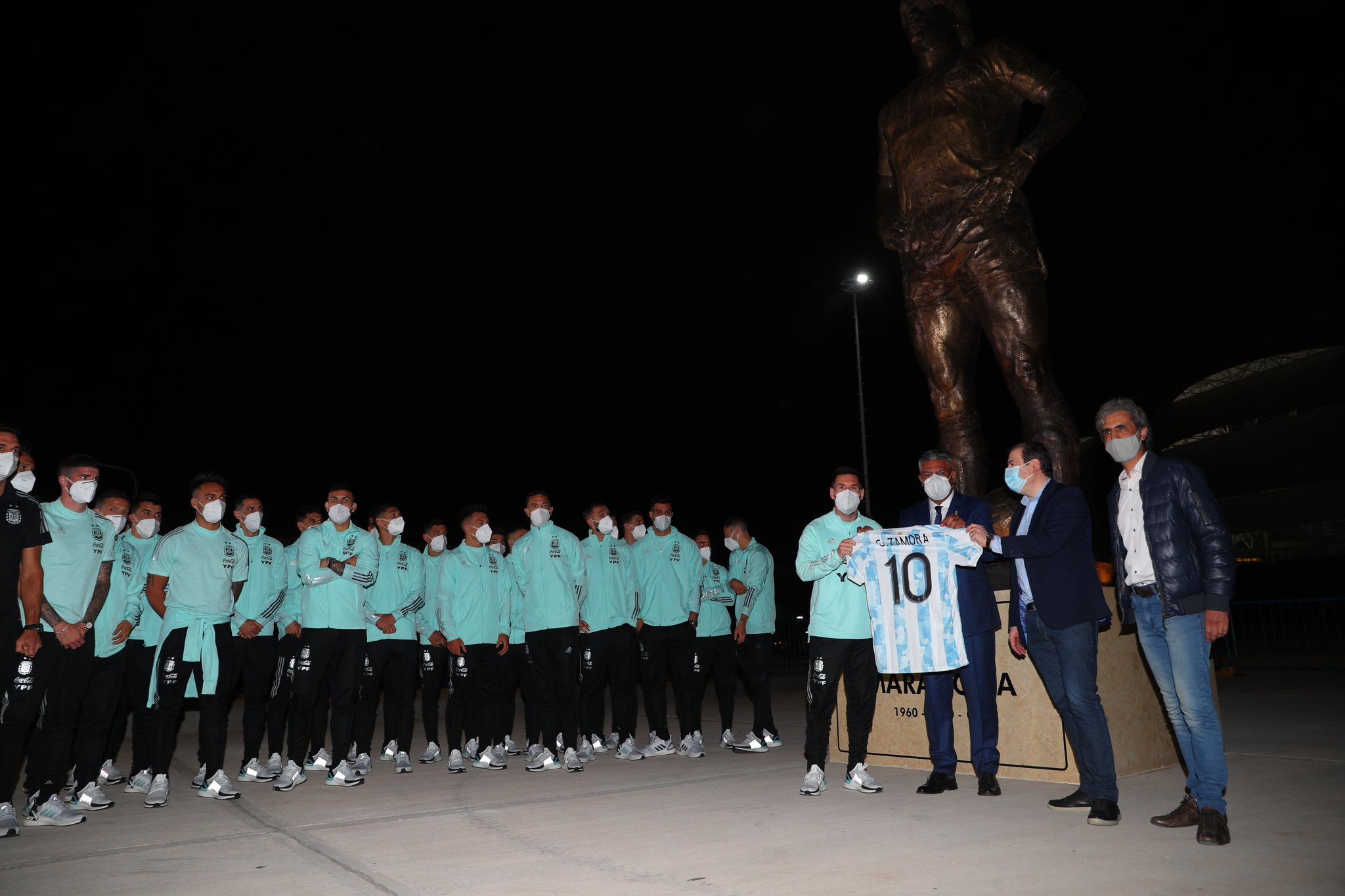 Lionel Messi, Chiqui Tapia y el escultor Carlos Benavídez, inauguraron la estatua al '10' en el acceso al estadio Madre de Ciudades, de Santiago del Estero, sede del partido ante Chile.