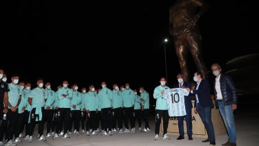 Lionel Messi, Chiqui Tapia y el escultor Carlos Benavídez, inauguraron la estatua al '10' en el acceso al estadio Madre de Ciudades, de Santiago del Estero, sede del partido ante Chile.