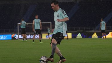 La selección hizo el reconocimiento del estadio bajo la lluvia. (foto/@Argentina)