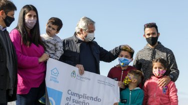 El presidente 
 anunció una inversión de 77.200 millones de pesos en obras para urbanizar lotes. (Presidencia).-