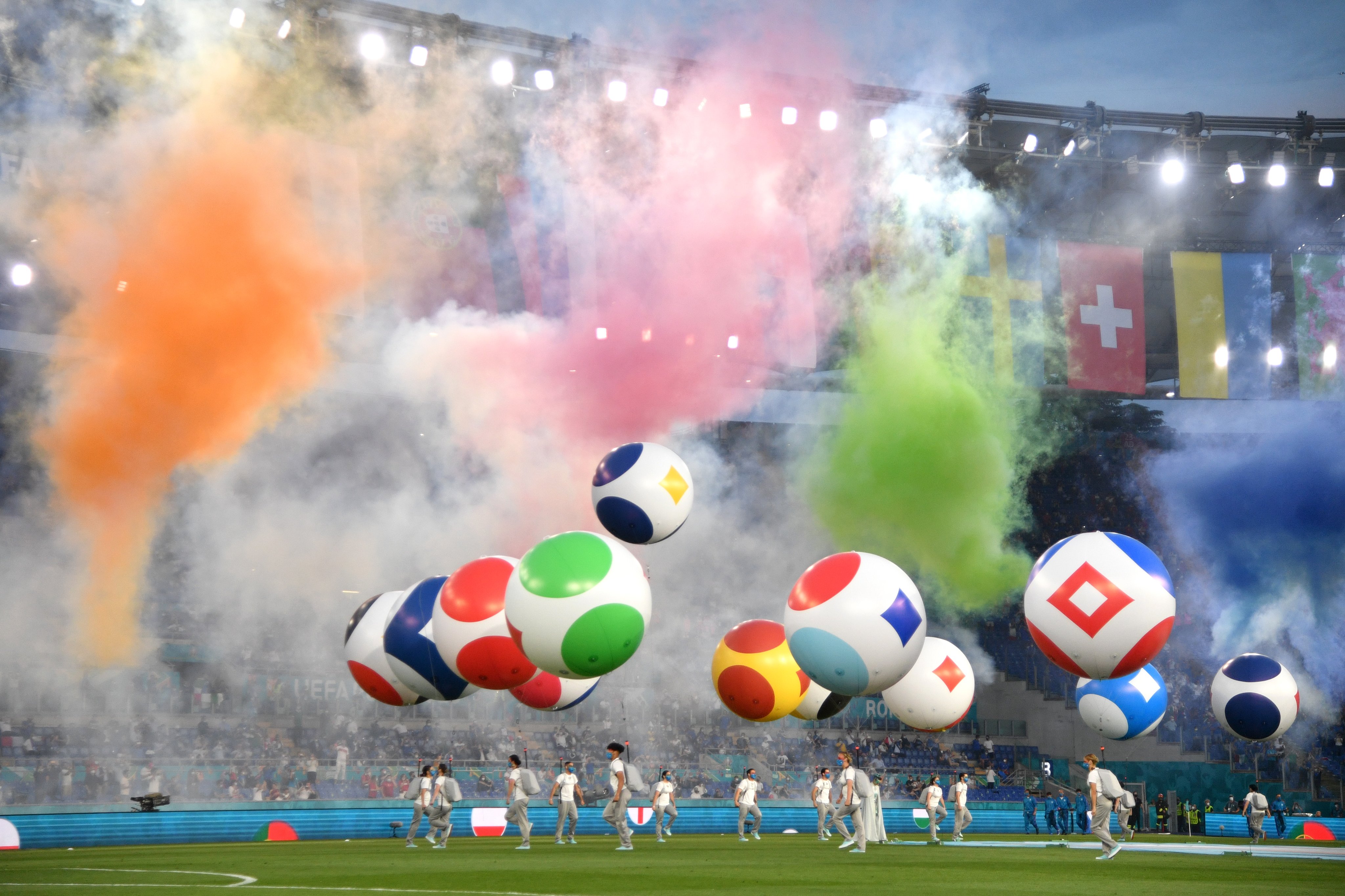 Todo el colorido de la fiesta de inauguración en el Olímpico de Roma. Luego, la Azurra le dio una lección de fútbol a Turquía.