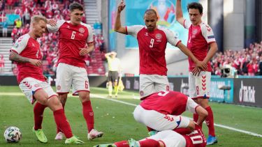 Eriksen se desplomó en medio del partido de Eurocopa.