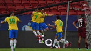 Copa América: el campeón Brasil debutó con un 3-0 sobre Venezuela