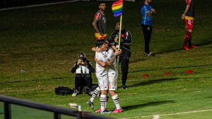 Un futbolista argentino levantó la bandera del Orgullo al festejar su gol