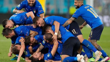 Una montaña de felicidad italiana para festejar el nuevo gol de Locatelli a Suiza.