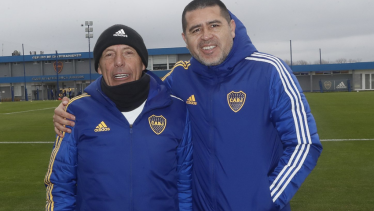 Riquelme pasó por el entrenamiento de Boca en el día de su cumpleaños.