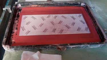 La banda delictiva copiaba todos los detalles del barbijo original.