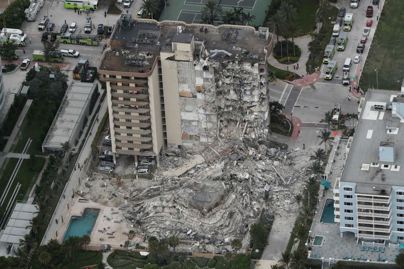 Los muertos por el derrumbe en Miami fueron 24 y ya no buscaban sobrevivientes.. 