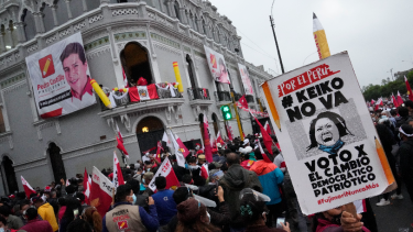 Cerca del fin del escrutinio en Perú, Castillo tiene 0,45% de votos de ventaja. Foto: AP 