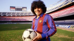 Maradona llega al Barcelona: historia de una firma