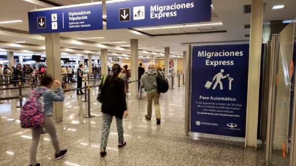El Gobierno determinó la excepción de cumplir la cuarentena a los argentinos residentes que viajaron al exterior por razones de trabajo. 