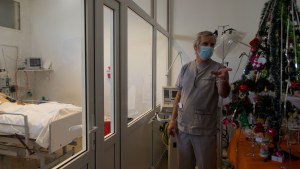 El jefe de terapia intensiva de Bariloche dice que la ciudad debería seguir cerrada