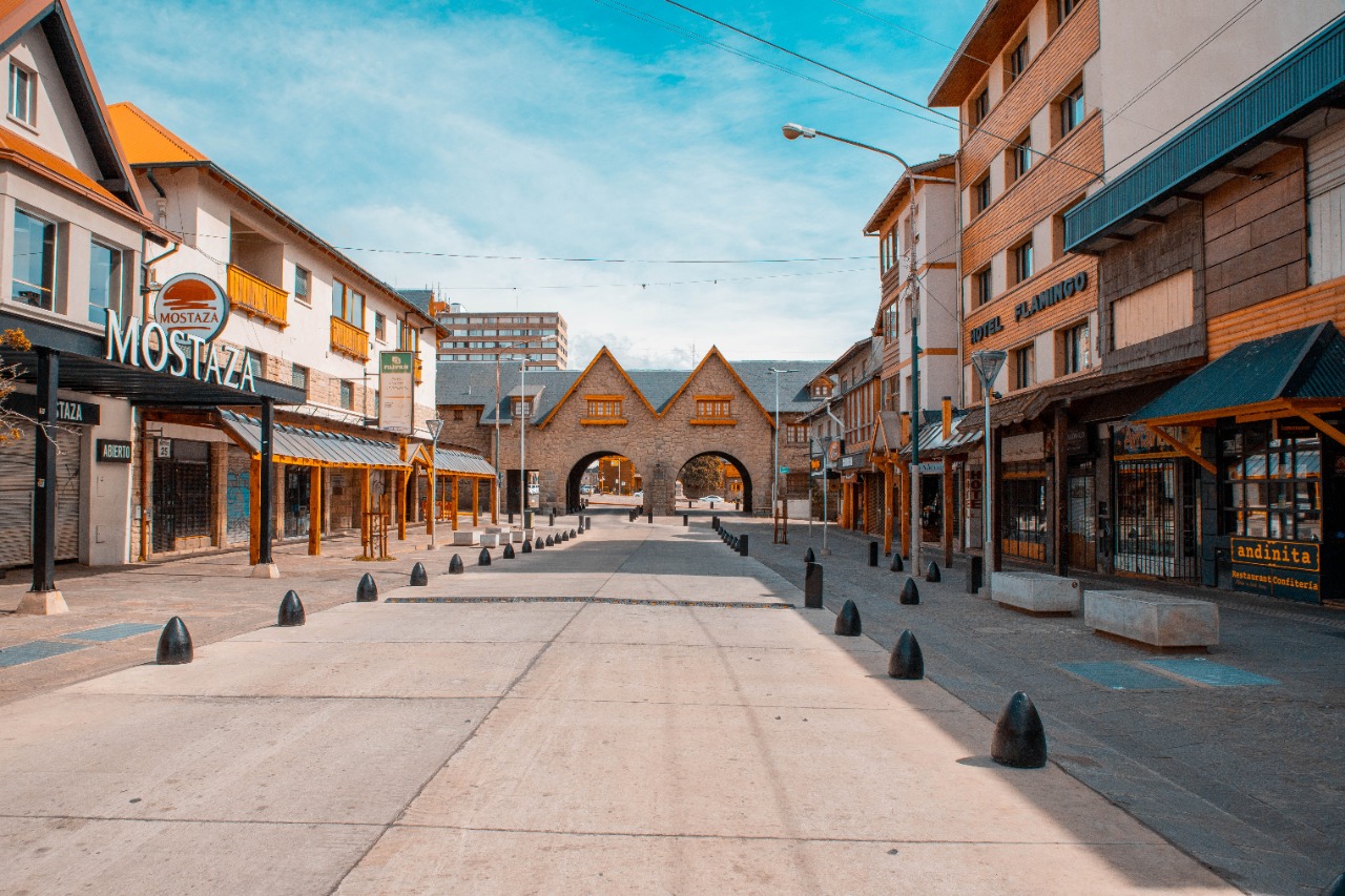Las autoridades y el sector turístico no quieren la imagen de la calle Mitre vacía como en los primeros meses del aislamiento el año pasado.