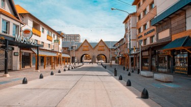 Las autoridades y el sector turístico no quieren la imagen de la calle Mitre vacía como en los primeros meses del aislamiento el año pasado.