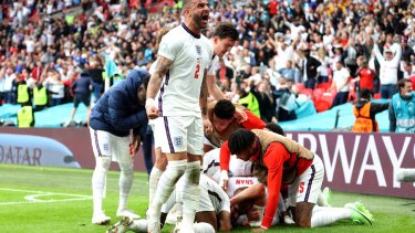 Festejo desaforado de los ingleses con su público en Wembley. 