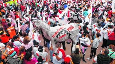 Perú elige entre modelos opuestos para enormes desafíos