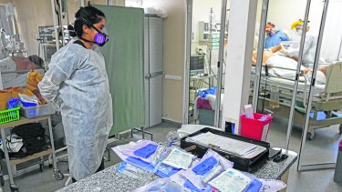 Terapias intensivas sin tregua: colapso sanitario y más muertes por covid-19