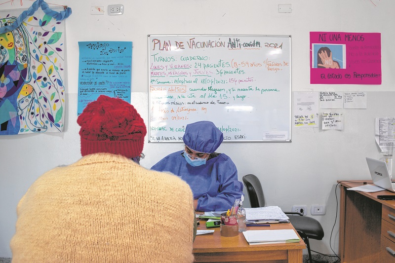Muchas consultas en los centros de salud por cuadros de coronavirus prolongados por varias semanas luego del alta epidemiológica. Foto: Juan Thomes