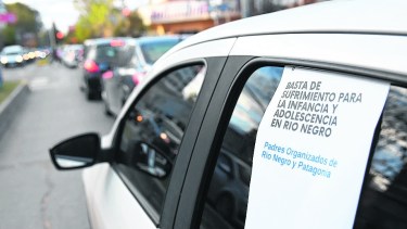 Una caravana en el centro fue una de las medidas de Padres Organizados de Río Negro y la Patagonia.
