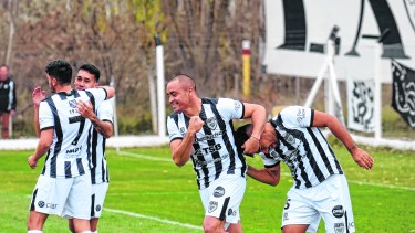Cipolletti le ganó a Ferro la semana pasada en el regreso a la actividad. Hoy irá contra Villa Mitre. Foto: Flor Salto 