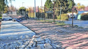 El barrio privado no abrirá el portón porque corrieron la avenida hacía el río Neuquén
