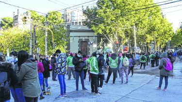 El gobierno neuquino recurrió a la presión de los gremios para lograr la aprobación legislativa del nuevo endeudamiento. Foto: Archivo