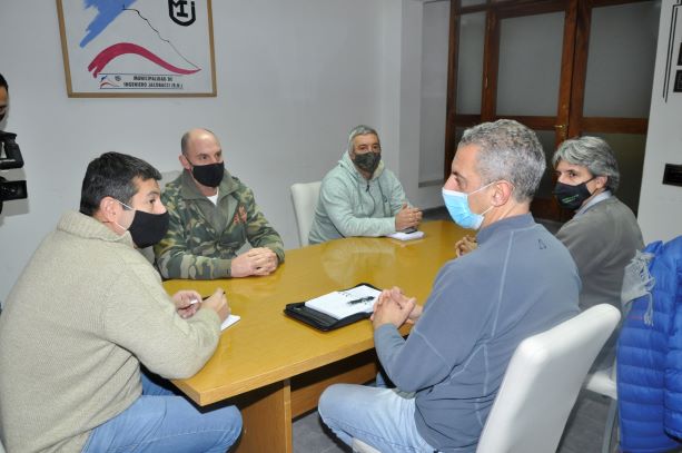 El secretario de  Gobierno del municipio de Jacobacci, Gonzalo Adaime, recibió al Ministro Banacloy y a los funcionarios que lo acompañaban. Foto: José Mellado.